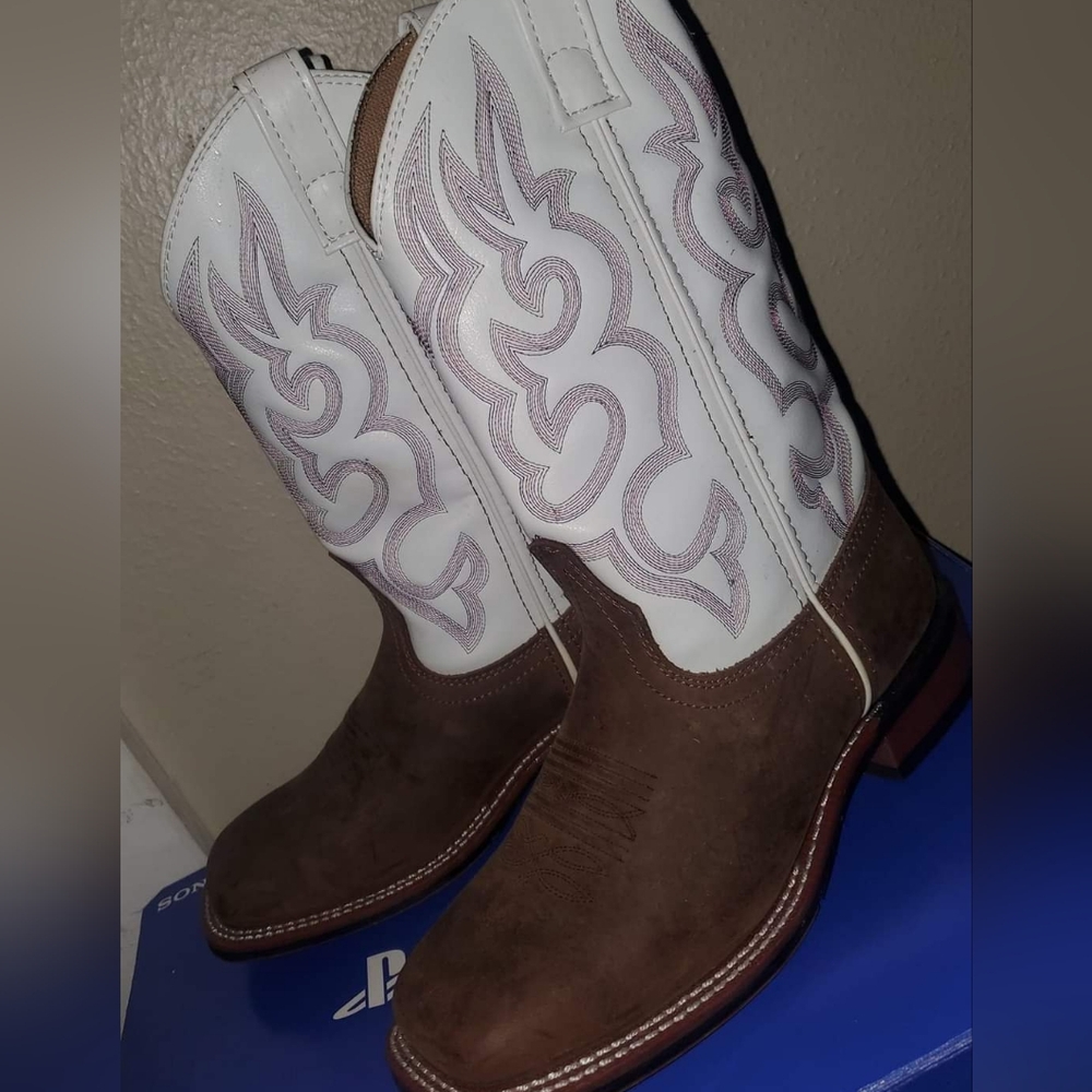 Women's boots, only worn once.